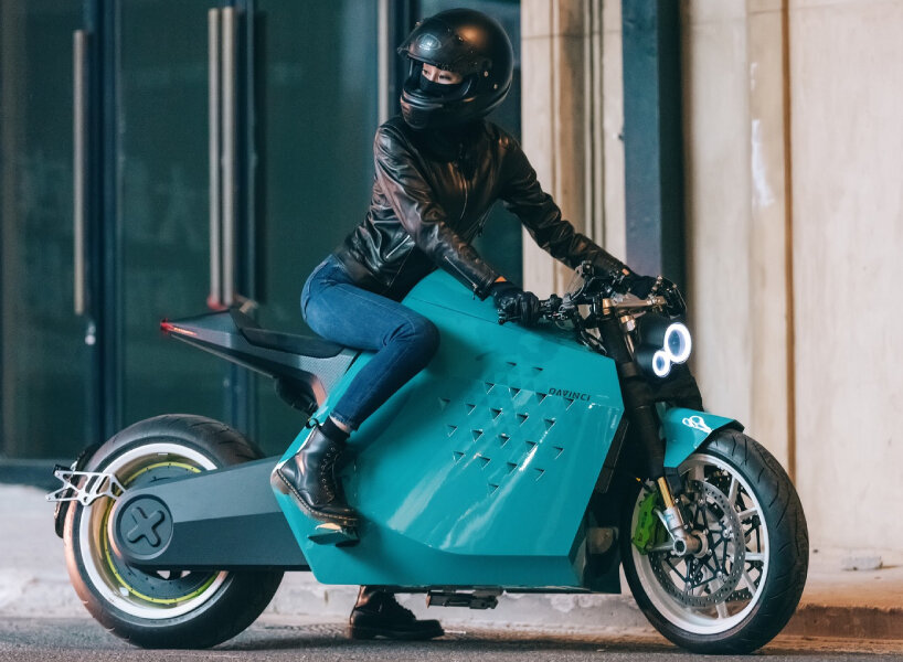 davinci 'DC100' is a robot on two wheels