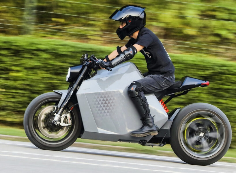davinci 'DC100' is a robot on two wheels