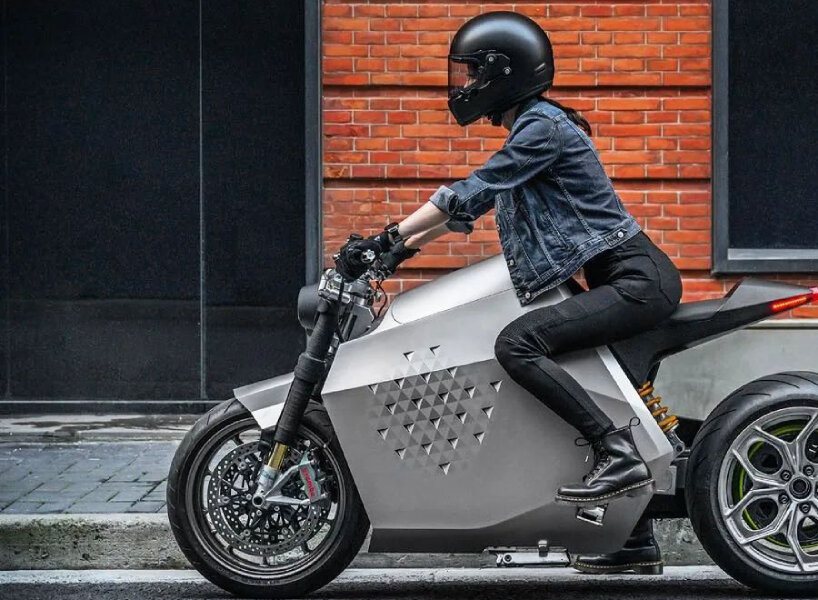 davinci 'DC100' is a robot on two wheels