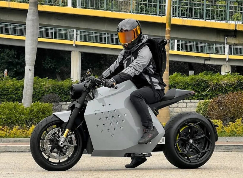 davinci 'DC100' is a robot on two wheels