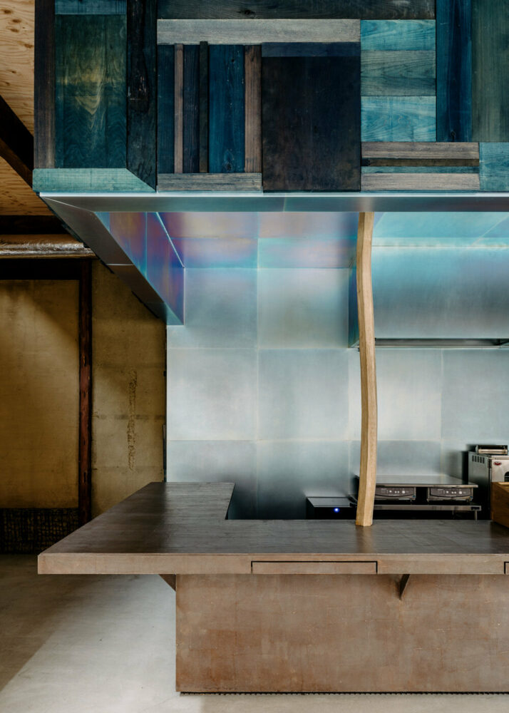 steel sheet is used as a finish for the ceiling and walls creating color plays depending on the angle of view