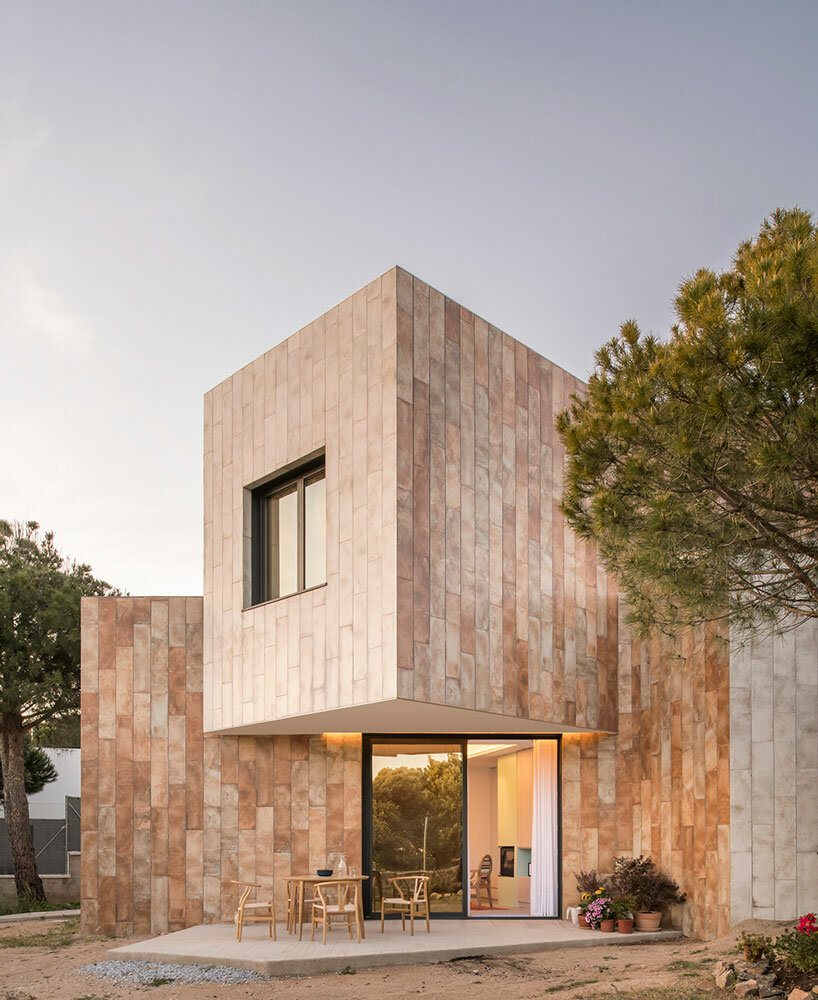 'the house of a thousand faces' by OOIIO architecture frames scenic views of mountainous spain