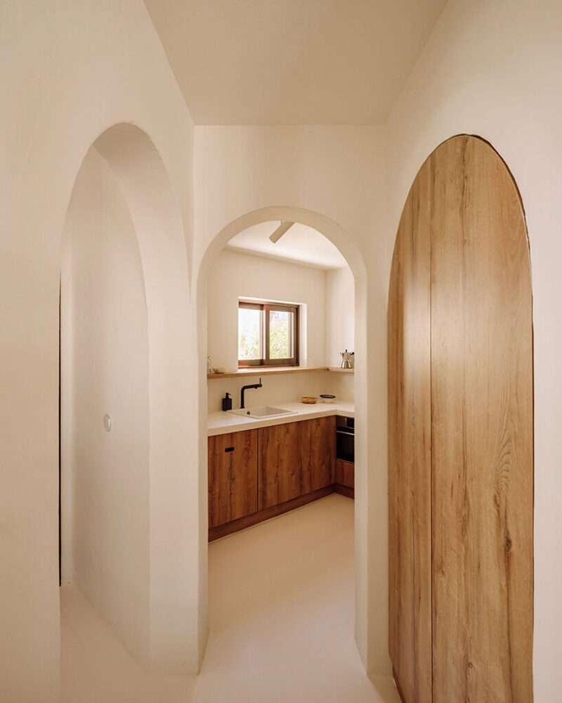 nuno nascimento balances minimalism and warmth with its ‘casa da açoteia’