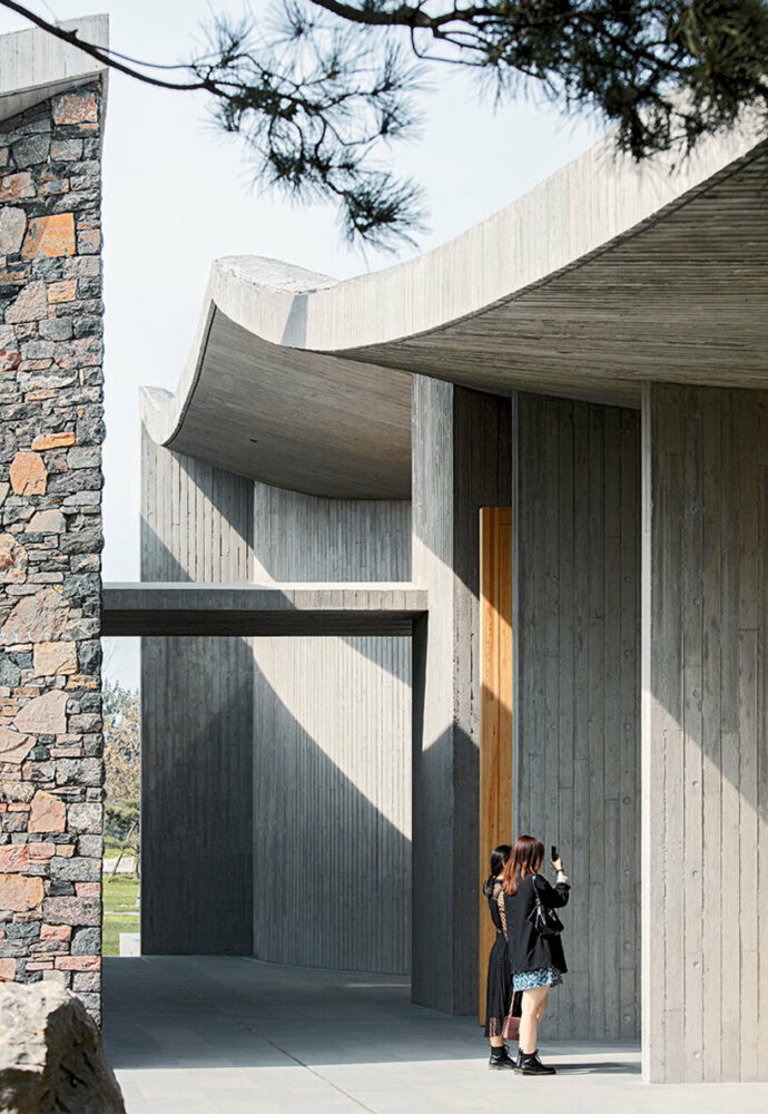 semi-outdoor space | image © Xia Zhi