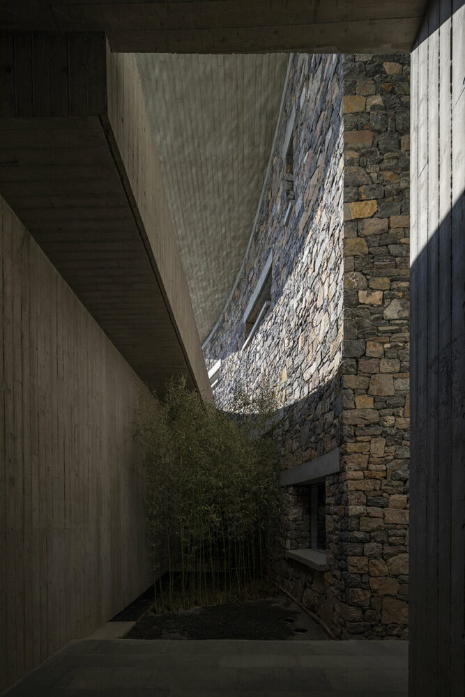 sunken courtyard | image © Jin Weiqi