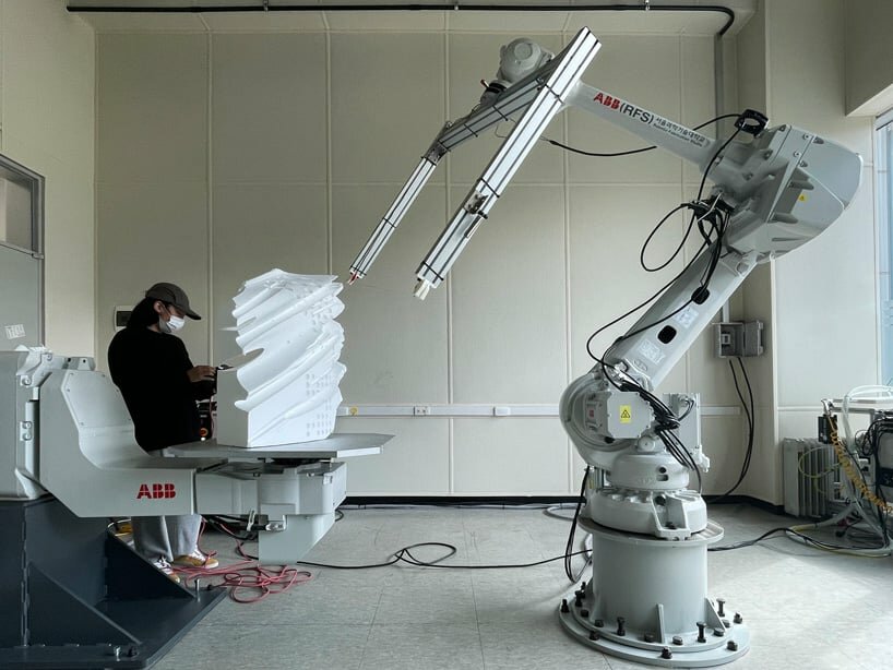 the fabrication uses a hot wire cutter attached at the end of the robotic arm