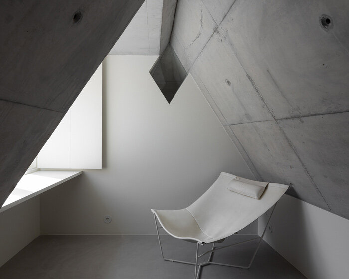 atelier ATA + vítor fernandes fit a minimalistic dwelling along historic block in porto