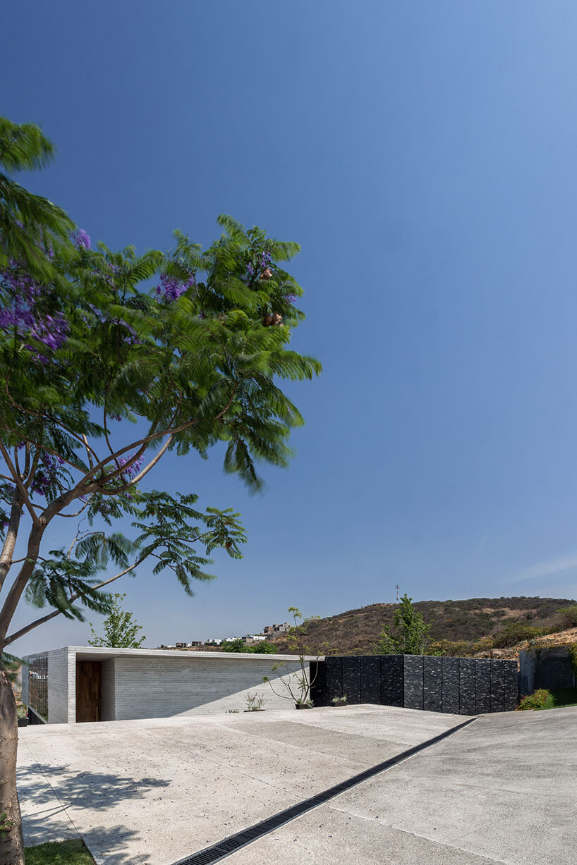 jaime juárez shapes ‘casa becker’ as two concrete blocks reaching for the mexican horizon - 1