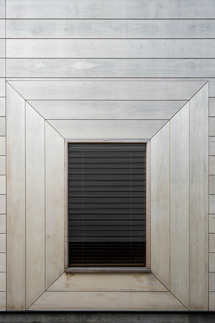 honeyman and smith's accoya-clad cottage extension in australia