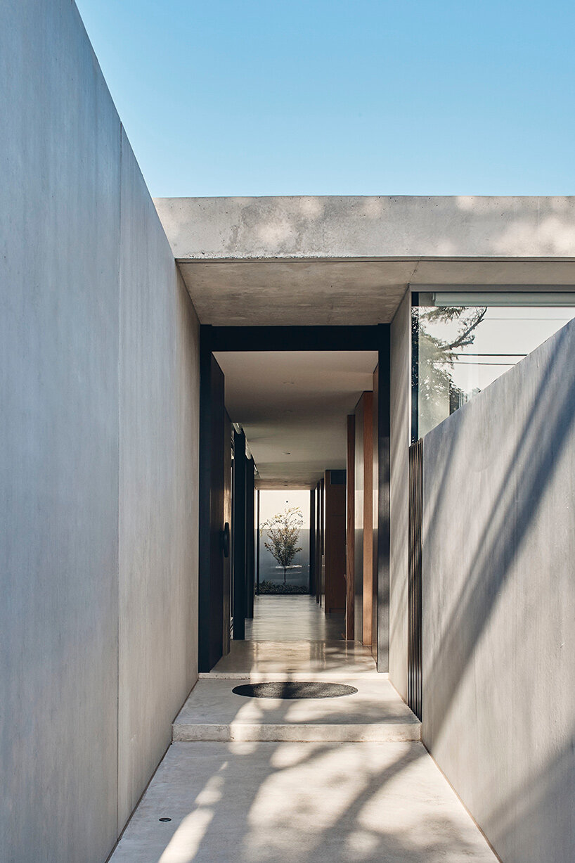 FGR architects' 'courtyard house' evokes a minimalistic labyrinth