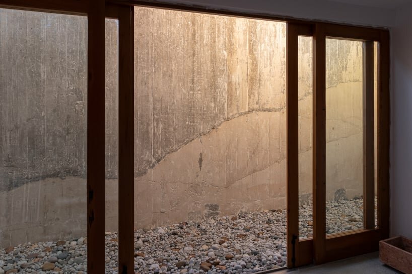 reinforced concrete of the internal structure can be seen through the glass openings