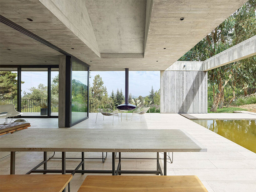 'patio house' in chile meshes exposed concrete with travertine