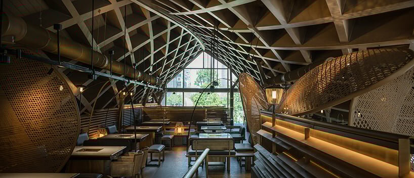 the fluid-slanted roof from the original structure extends to the interior | image ©chuan he