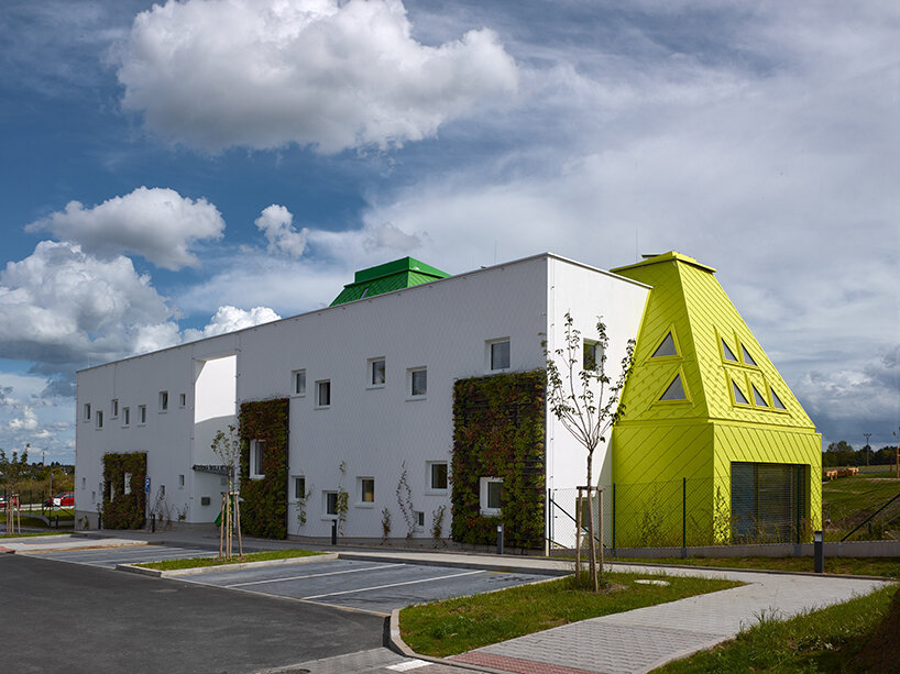 protruding, colored 'sheds' envelop architektura's kindergarten design in czechia - 4