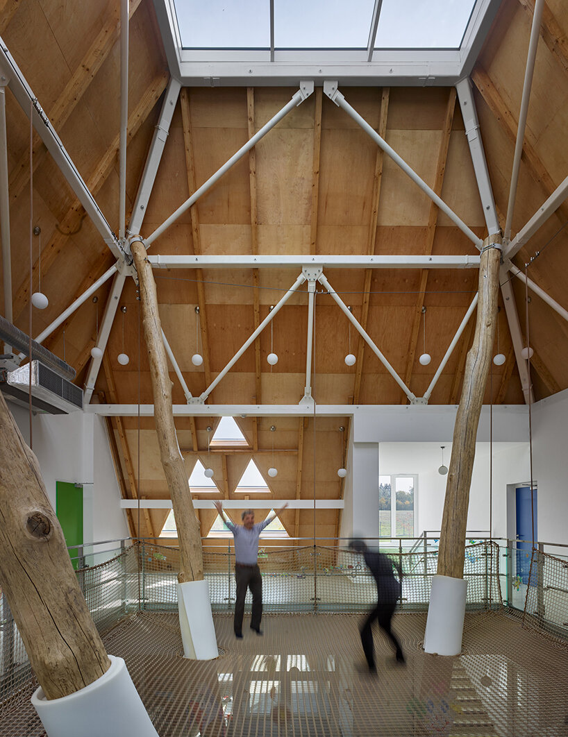 protruding, colored 'sheds' envelop architektura's kindergarten design in czechia - 7