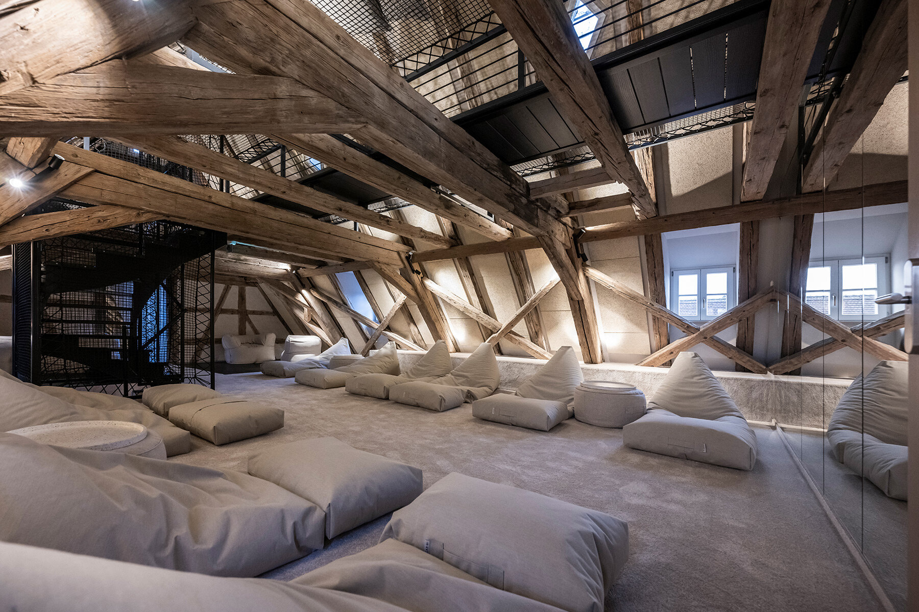 noa-goldene-rose-hotel-kaleidoscope-past-germany-designboom-full-02