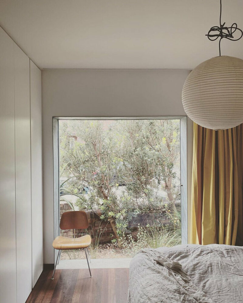 anthony gill envelops renovated house in australia with filigree-like timber screens