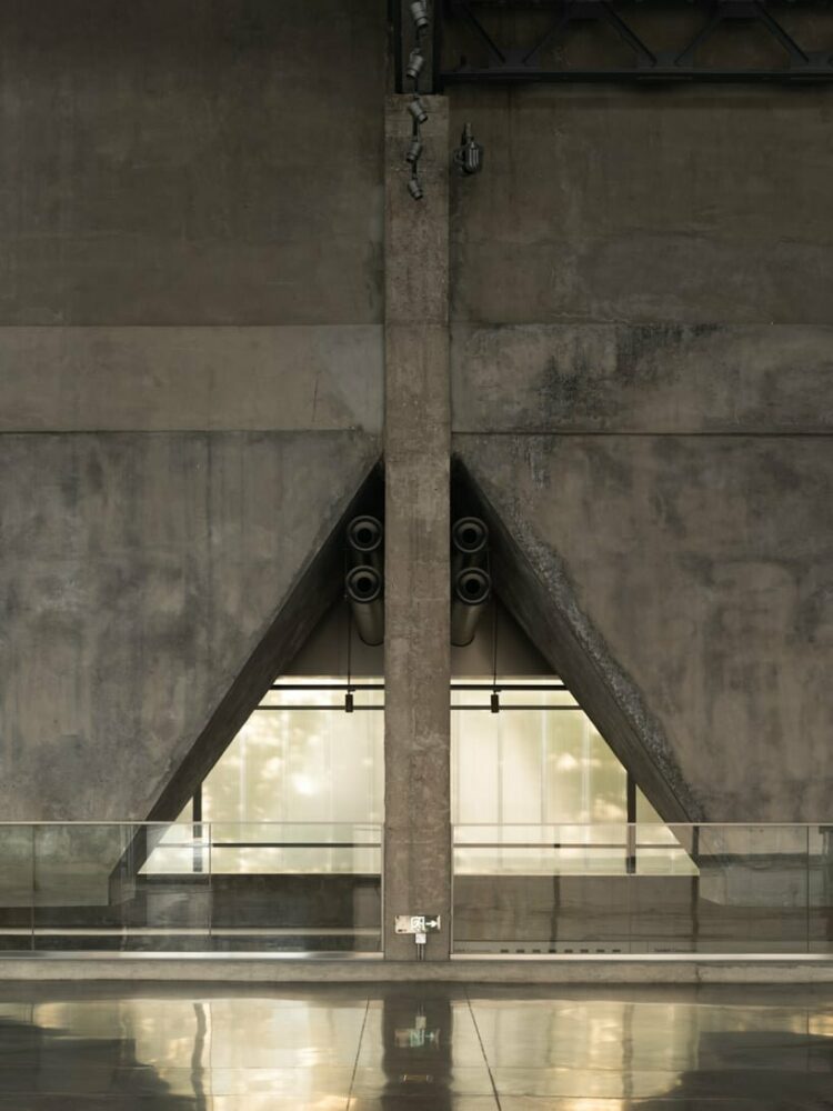 air ducts take advantage of the triangular space between the coal scuttles and the columns