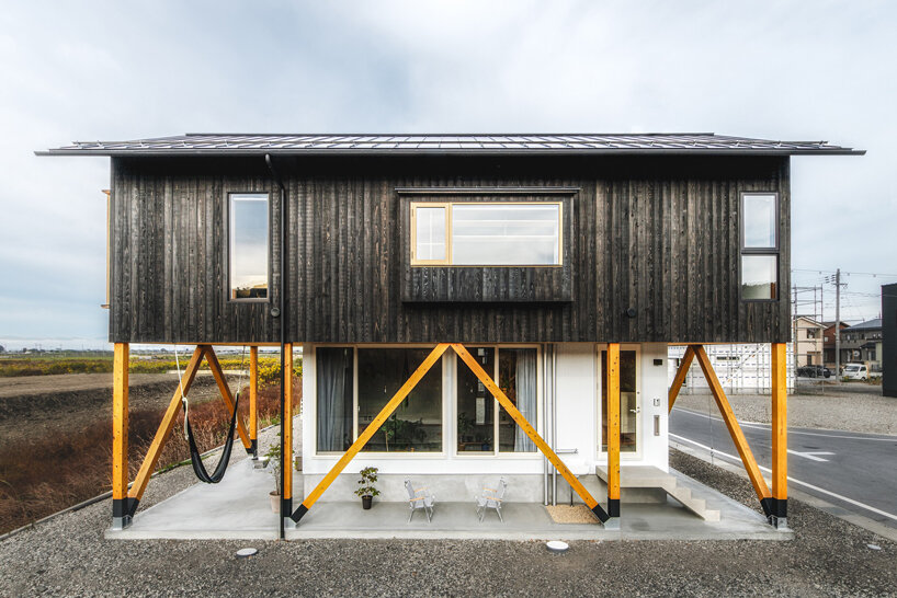 ushijima architects designs japanese house to 'float like a boat as its surroundings change' - 2
