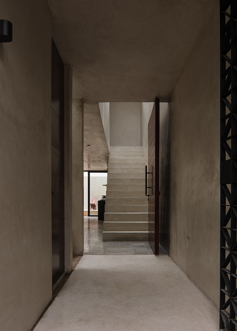 recoveco sculpts ‘casa coral’ as a permeable, monolithic dwelling in mexico - 1