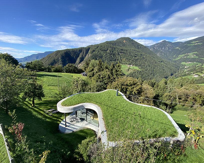 grassy and organic, this ‘freiform’ house is embedded into italy’s tyrolean landscape