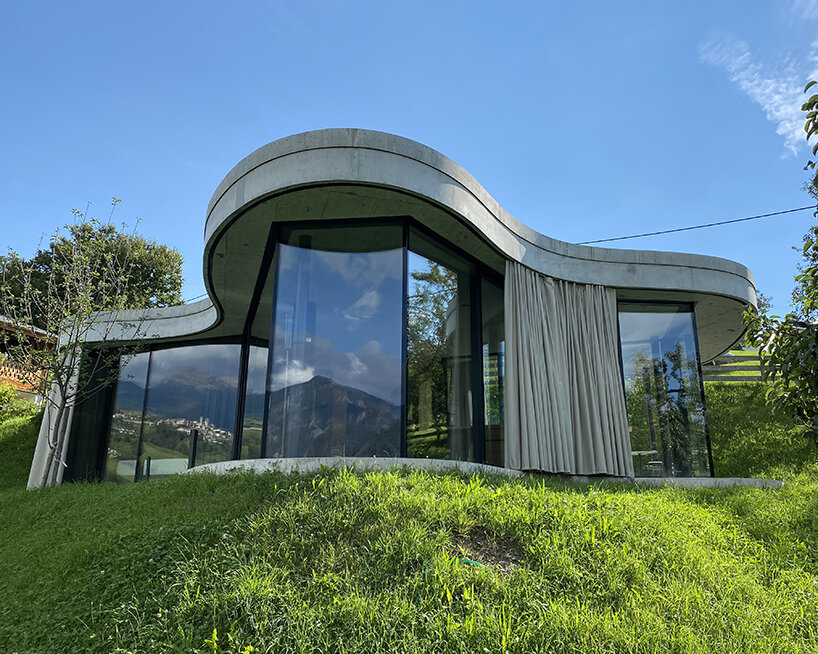 grassy and organic, this ‘freiform’ house is embedded into italy’s tyrolean landscape