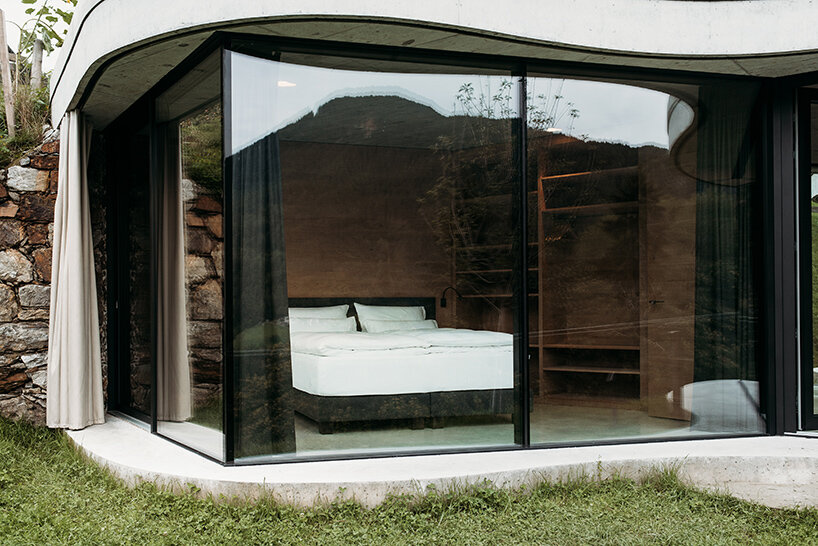 grassy and organic, this ‘freiform’ house is embedded into italy’s tyrolean landscape