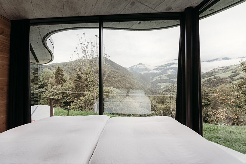 grassy and organic, this ‘freiform’ house is embedded into italy’s tyrolean landscape