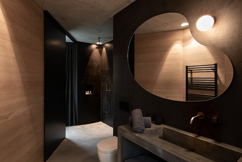 grassy and organic, this ‘freiform’ house is embedded into italy’s tyrolean landscape