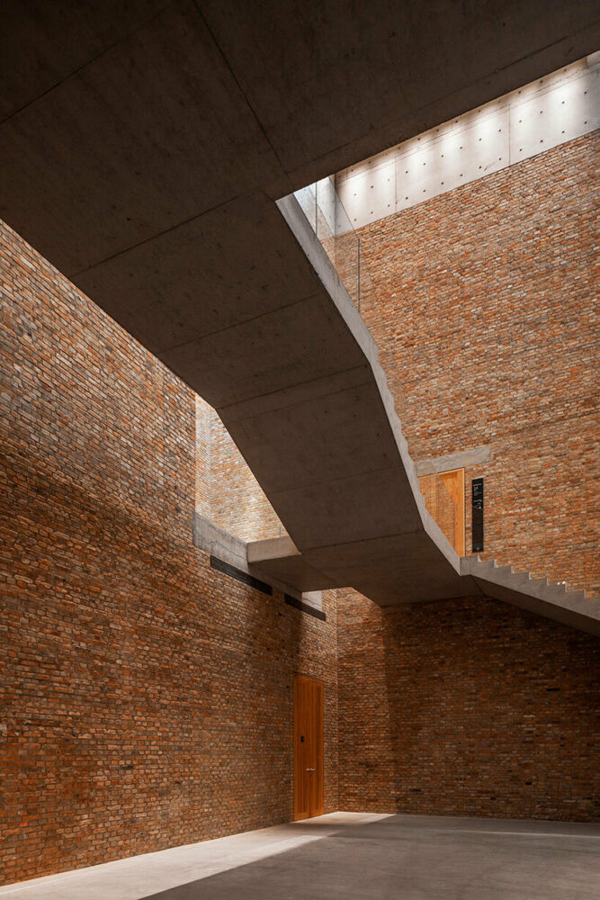 concrete overbridge | image © Jin Weiqi