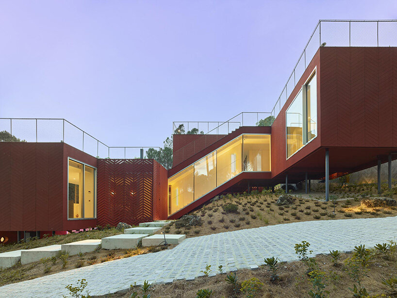 estudio entresitio casa roja