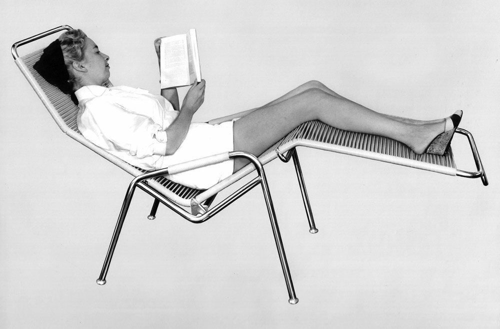 Woman on the Altorfer Lounger, the so-called Spaghetti Chair, 1949 © Embru-Werke AG