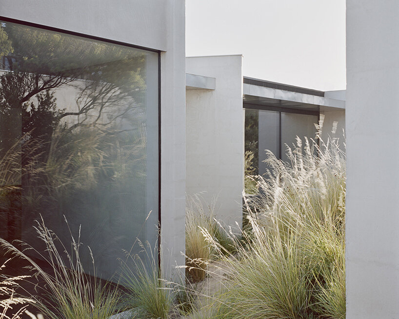 masonry blade walls & a floating timber volume compose ‘peninsula house’ in australia