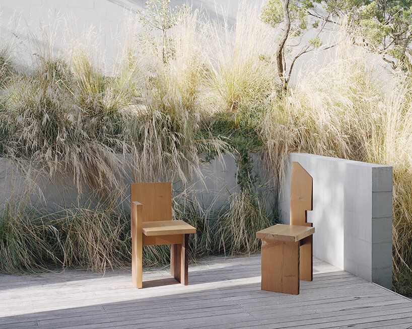 masonry blade walls & a floating timber volume compose ‘peninsula house’ in australia