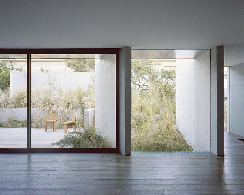 masonry blade walls & a floating timber volume compose ‘peninsula house’ in australia