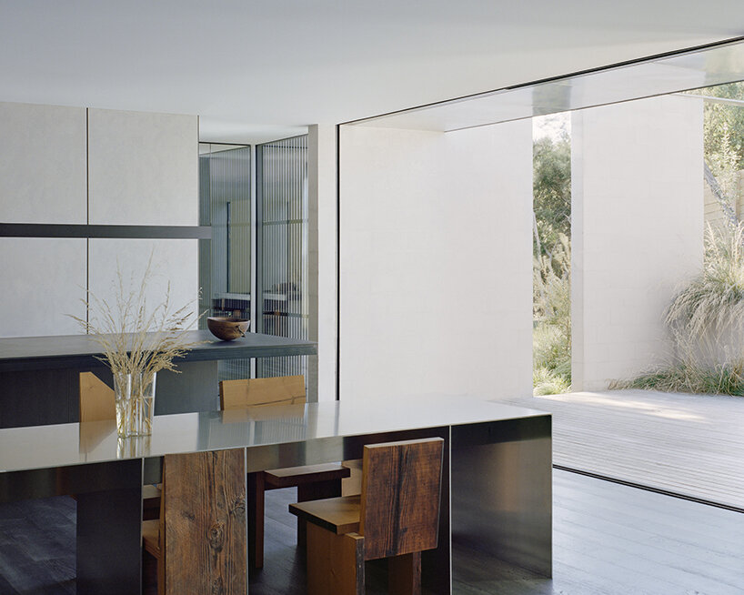 masonry blade walls & a floating timber volume compose ‘peninsula house’ in australia