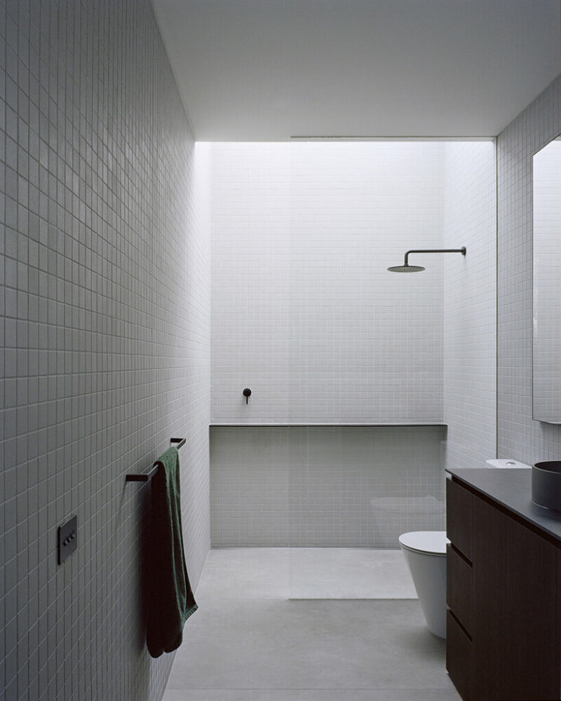 masonry blade walls & a floating timber volume compose ‘peninsula house’ in australia