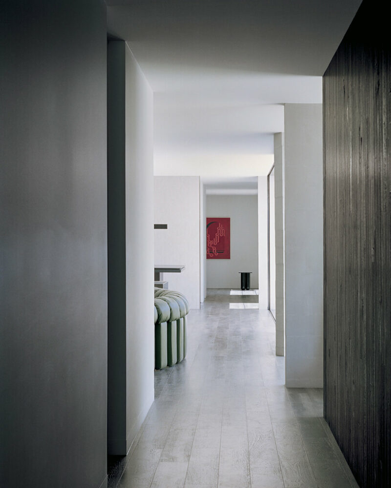 masonry blade walls & a floating timber volume compose ‘peninsula house’ in australia