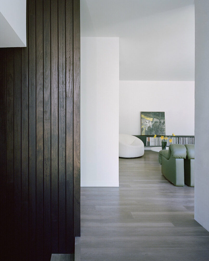 masonry blade walls & a floating timber volume compose ‘peninsula house’ in australia