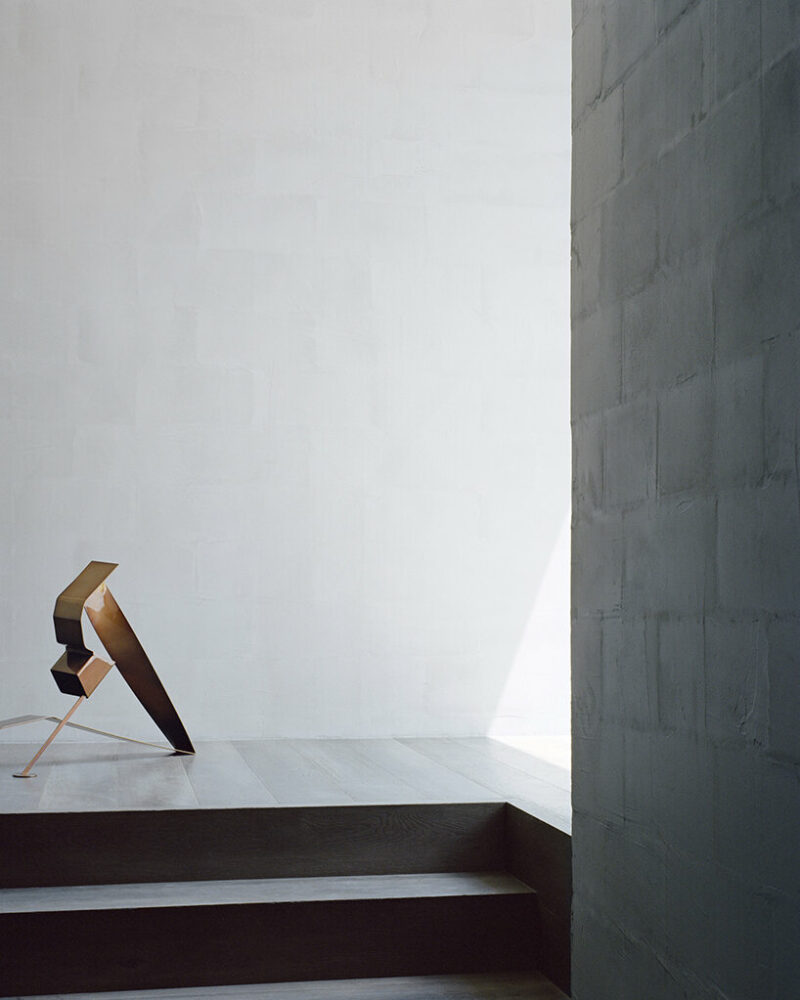 masonry blade walls & a floating timber volume compose ‘peninsula house’ in australia