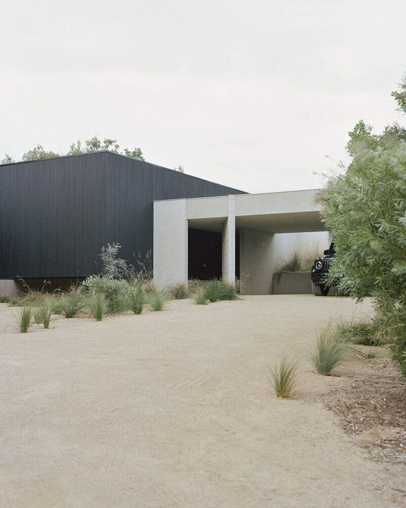 masonry blade walls & a floating timber volume compose ‘peninsula house’ in australia