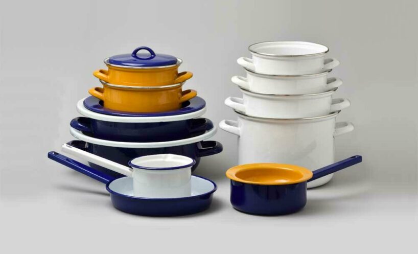 Csaba Ásztai & György Soltész, Kochtopf, Stieltopf und andere Geräte aus dem 'Standardisierten Küchen-Projekt’, Stahlblech, emailliert, Herstellung: Lampart Emaille-Werke, Bonyhád, Ungarn, 1975, © Museum für Angewandte Künste, Sammlung Metall, Budapest