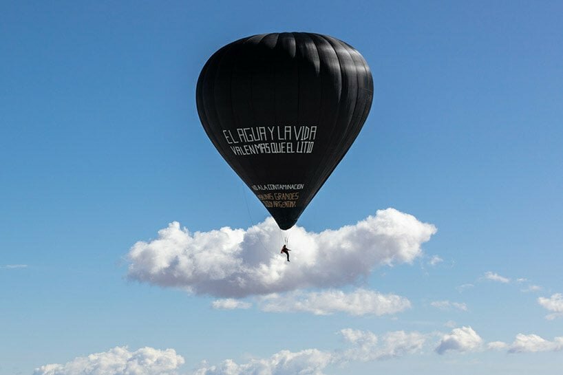 On the 25th of January 2020, 32 world records, recognized by FAI were set by Aerocene with Leticia Noemi Marques, flying with the message ‘Water and Life are Worth More than Lithium’ written with the communities of Salinas Grandes and Laguna de Guayatayoc, Jujuy, Argentina. This marks the most sustainable flight in human history. Fly with Aerocene Pacha, a project by Tomás Saraceno for an Aerocene era, was produced by the Aerocene Foundation and Studio Tomás Saraceno. Supported by Connect, BTS, curated by DaeHyung Lee