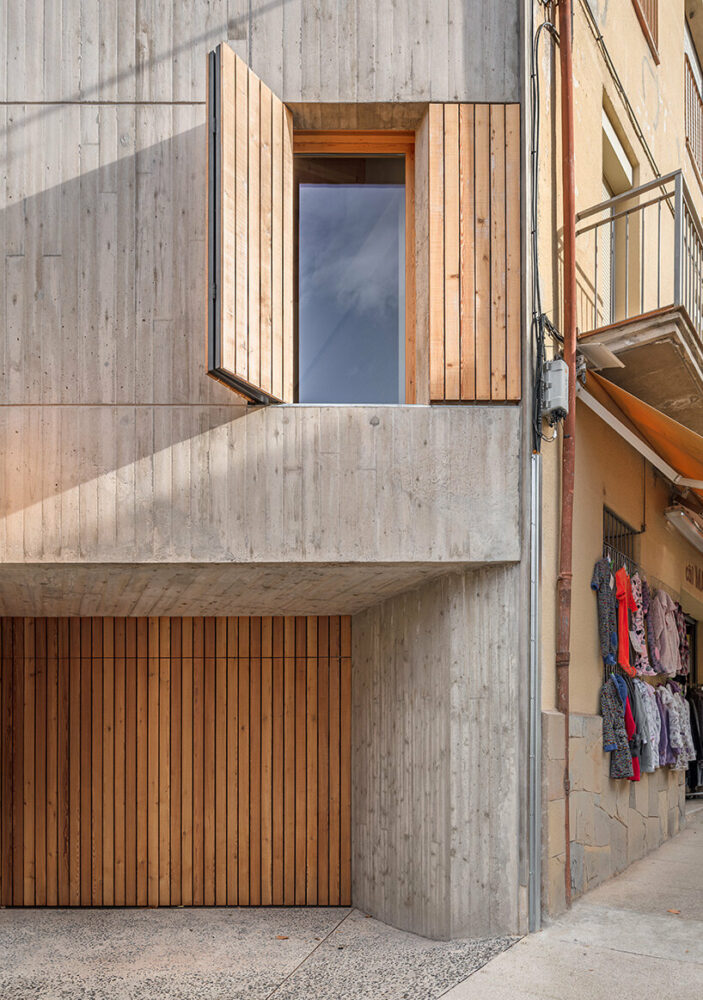 contemporary ‘casa nus’ is wedged into the historic streets of olot, spain