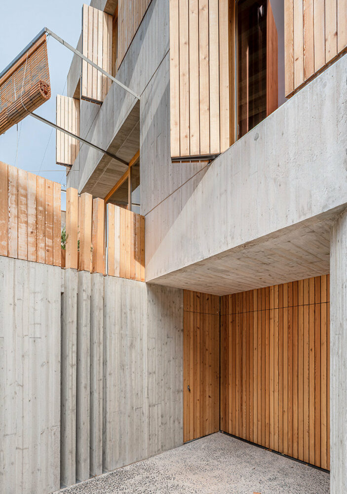 contemporary ‘casa nus’ is wedged into the historic streets of olot, spain