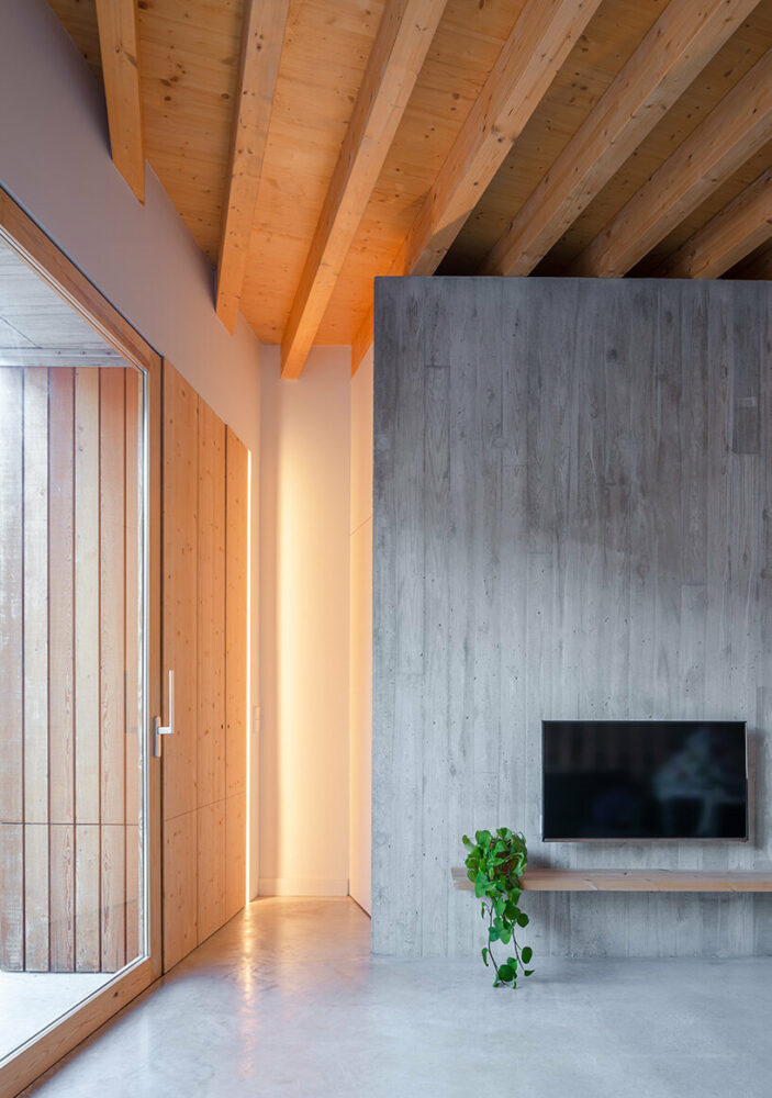 contemporary ‘casa nus’ is wedged into the historic streets of olot, spain