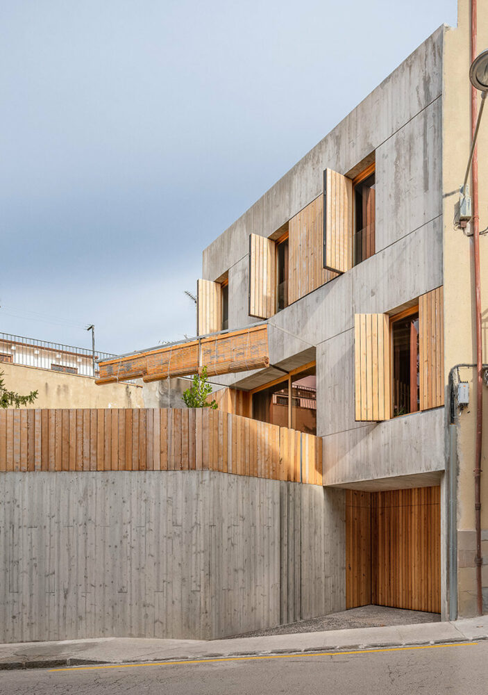 contemporary ‘casa nus’ is wedged into the historic streets of olot, spain