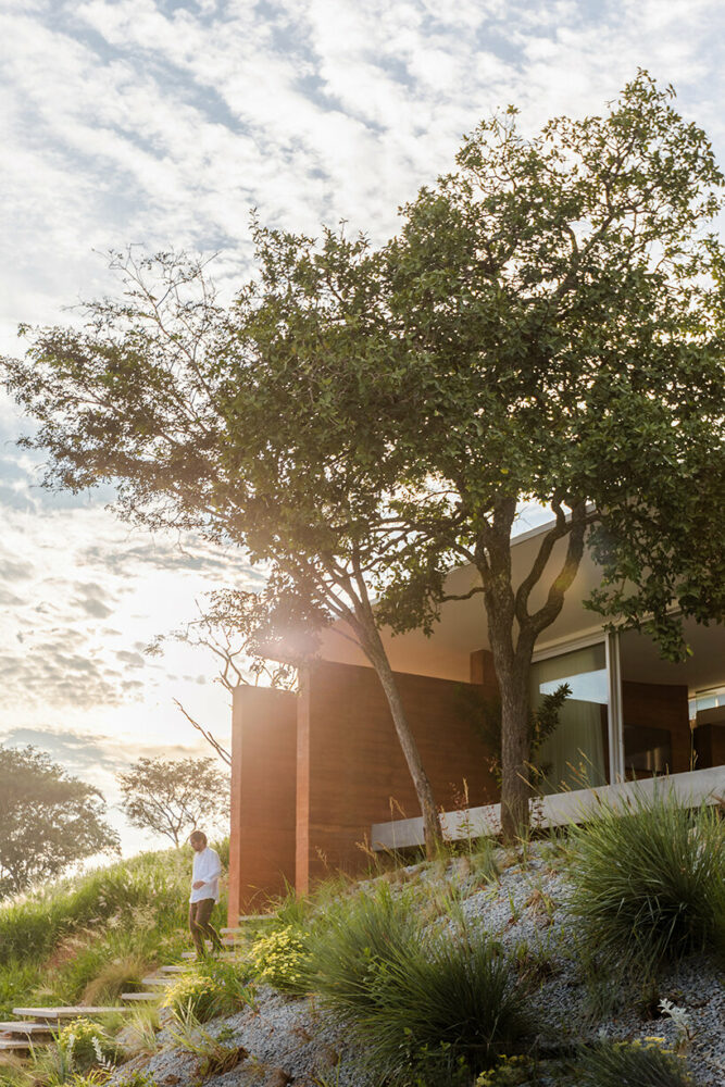 nestled in rural brazil, ‘casa café’ recalls the earthy and aromatic essence of coffee