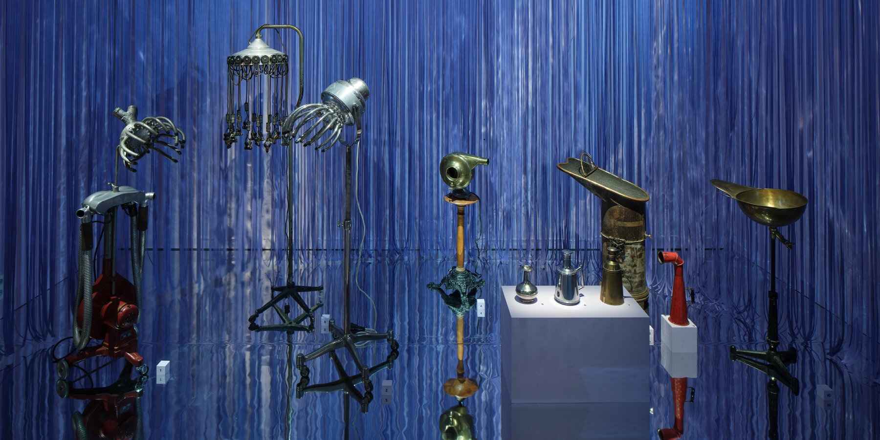 cheveux-et-poils-designboom-full