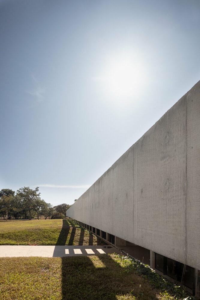 ARQBR’s strikingly modernist concrete church is an ode to the endless brazilian horizon